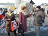 Акция "Помощники Деда Мороза возвращают взрослым веру в чудеса" прошла на Центральной площади 4