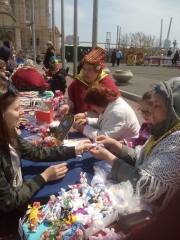 Серебряные добровольцы давали мастер-классы на праздновании Пасхи на Центральной площади города