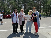 Серебряные добровольцы Приморья провели акцию "Красная Гвоздика" в День России