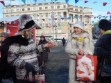 Акция "Помощники Деда Мороза возвращают взрослым веру в чудеса" прошла на Центральной площади 2