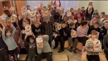 Сладкие подарки к Новому году от сотрудников ПФР Приморского края передали детям в Торез 3