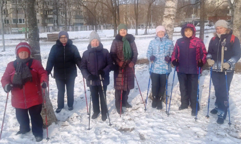 Жителей Владивостока приглашают на бесплатные занятия по скандинавской ходьбе