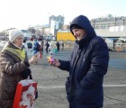 Акция "Помощники Деда Мороза возвращают взрослым веру в чудеса" прошла на Центральной площади 1