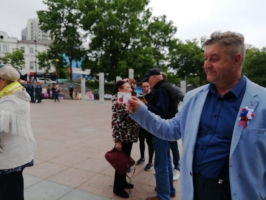 Серебряные добровольцы Приморья провели акцию "Красная Гвоздика" в День России 0