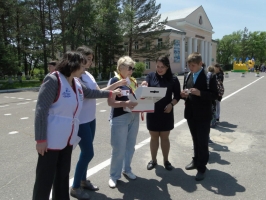 Серебряные добровольцы Приморья провели акцию "Красная Гвоздика" в День России 3