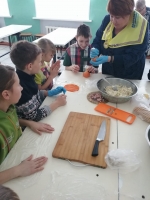 ​"Серебряные" добровольцы Черниговки учат детей из школы -интерната готовить новогодние блюда 1