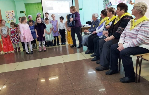 Серебряные добровольцы Приморья на празднике 8 марта у детей из СРЦН "Парус надежды"