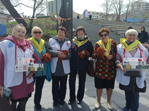 ​Серебряные волонтеры принимают участие в акциях «Красная гвоздика» и «Георгиевская ленточка»