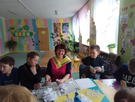 Серебряные волонтеры с детьми из КГБОУ " Черниговская" КШИ готовятся к новому году 1