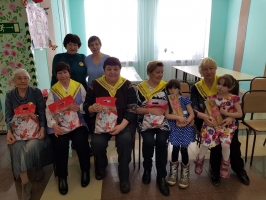 Серебряные добровольцы Приморья на празднике 8 марта у детей из СРЦН "Парус надежды" 9