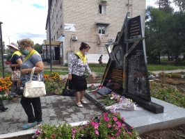 Серебряные Арс-волонтеры облагородили клумбы возле памятника герою России Олега Пешкова 3