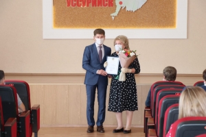 ​Благодарности от губернатора Приморского края Олега Кожемяко получили серебряные волонтеры 2