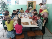 ​"Серебряные" добровольцы Черниговки учат детей из школы -интерната готовить новогодние блюда