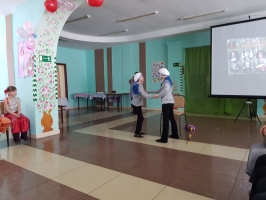 Серебряные добровольцы Приморья на празднике 8 марта у детей из СРЦН "Парус надежды" 3